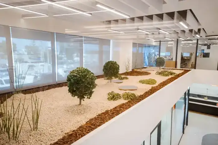 אי נוי עם אבנים לבנות וצמחייה מלאכותית במשרד
